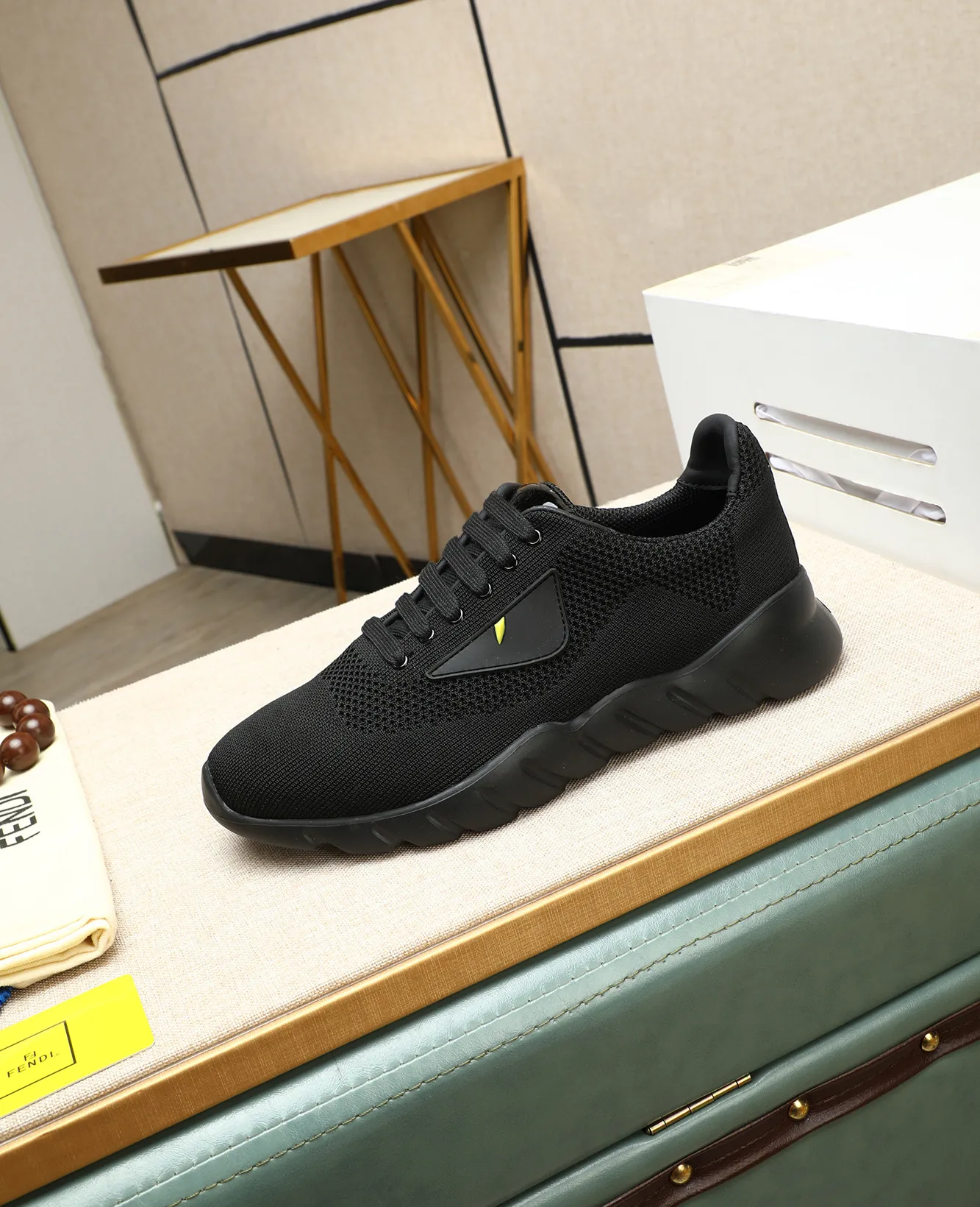 Men's Men's Shoes 💰680 Fendi Fendi's latest Tag series of men's casual mesh sports running shoes, originally purchased and developed, this Tag sports shoe is a one-leg sneaker, made of black high-tech mesh material with gray neoprene details. Oversized FENDI lettering on the side and translucent rubber details. Light and flexible rubber running shoe soles, beautifully packaged at the delivery counter, customized breathable lining, original molded foam rubber outsole, sole thickness: 3.5CM! Size: 39-44 (customized at 38.45.46)